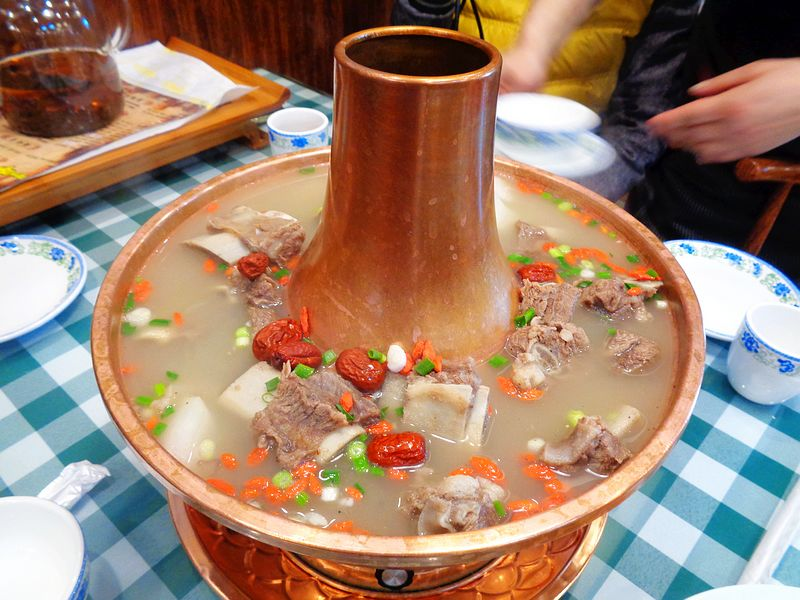 乌鲁木齐土火锅配馕,大块牛肉,汤底比鲍鱼都鲜美,吃着真过瘾